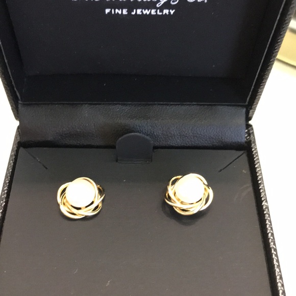 NEW BEAUTIFUL MACY’S PEARL EARRINGS - Picture 2 of 4